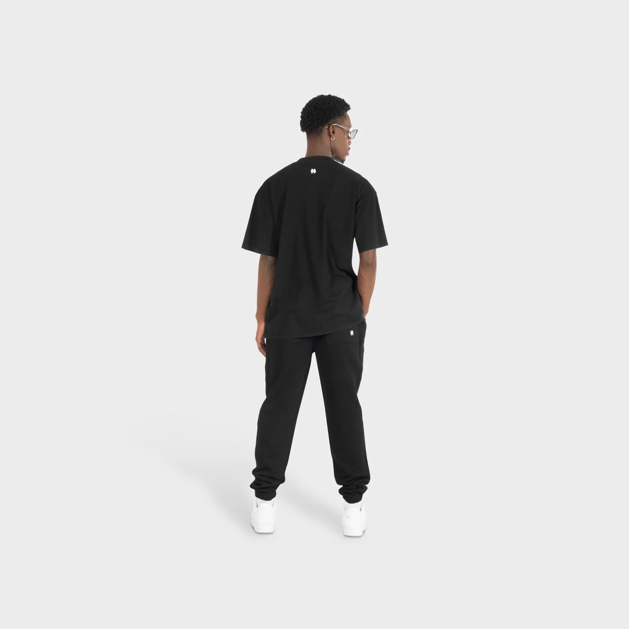 CAMISETA MONOIC BÁSICA NEGRA