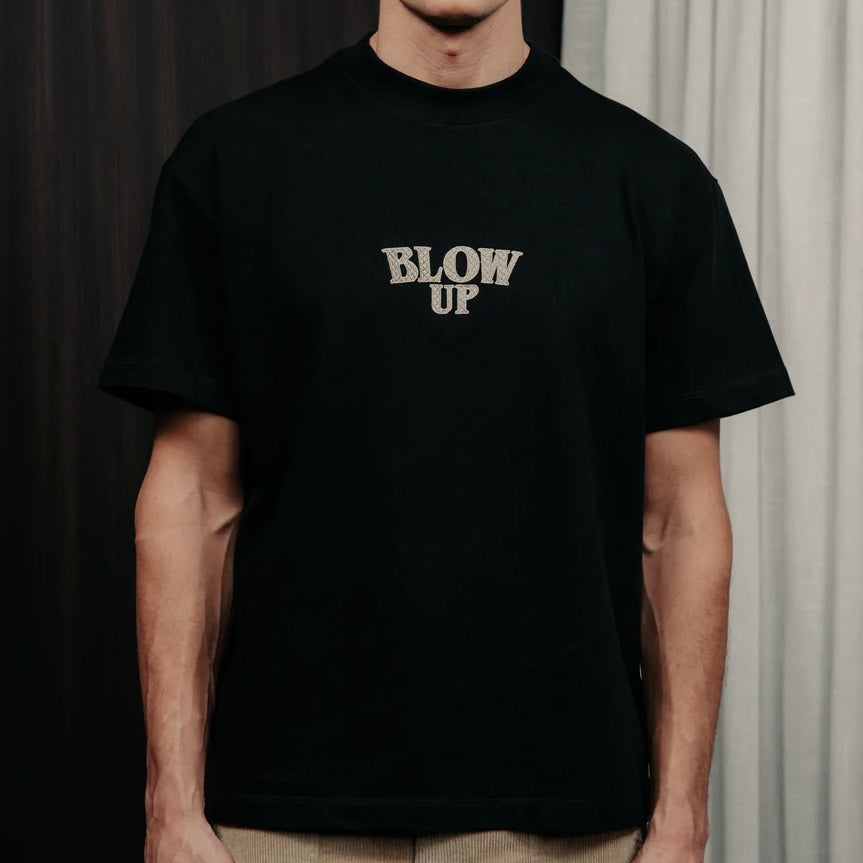 CAMISETA BLOW UP CENTER LOGO NEGRA