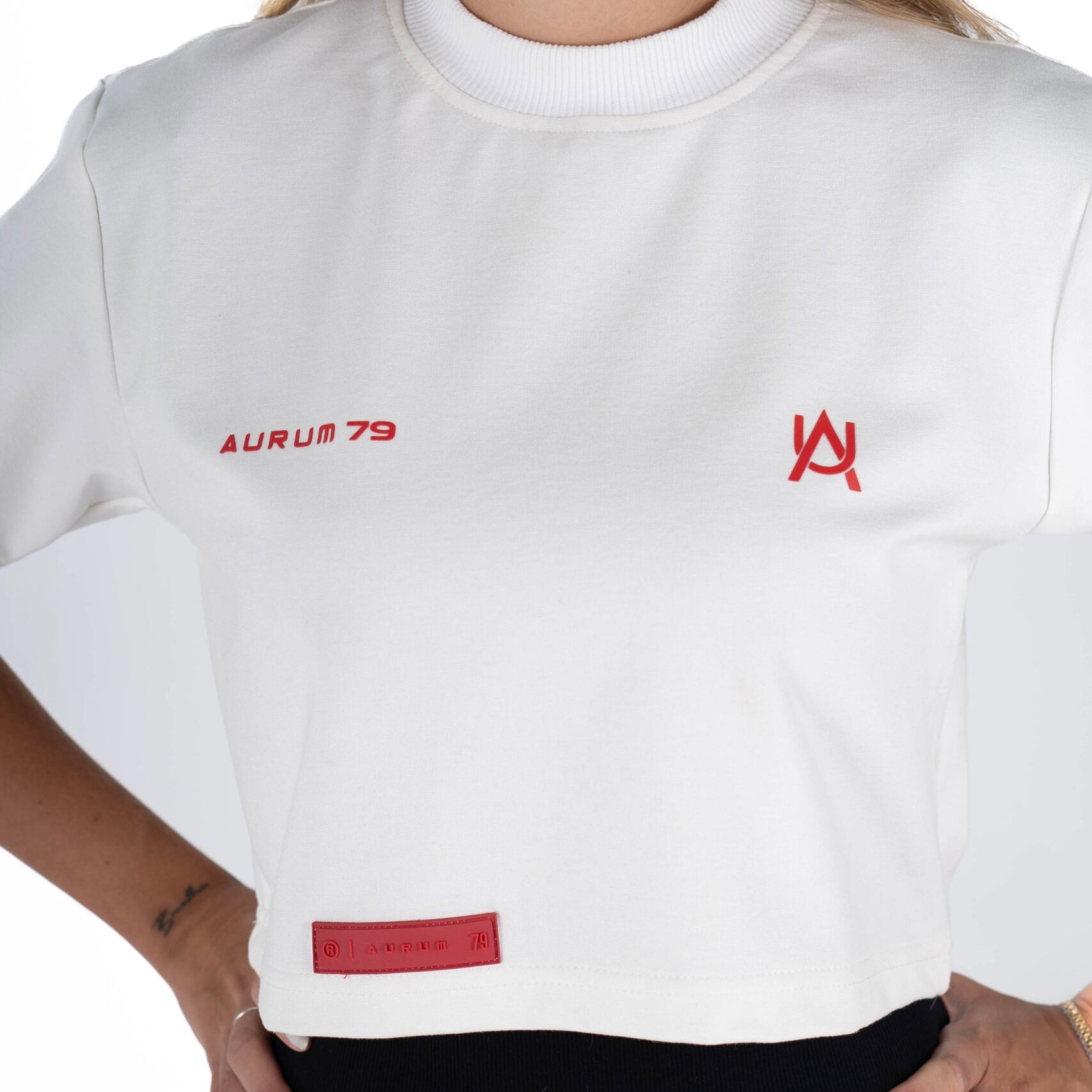 CROP TOP AURUM WHITE ON RED