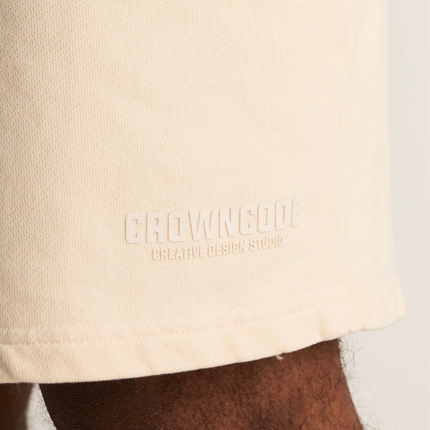 SHORT CROWNCODE CREATIVE STUDIO CREMA